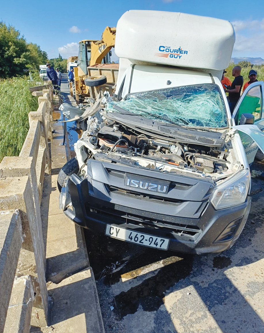 Twee afleweraars lig beseer in ongeluk
