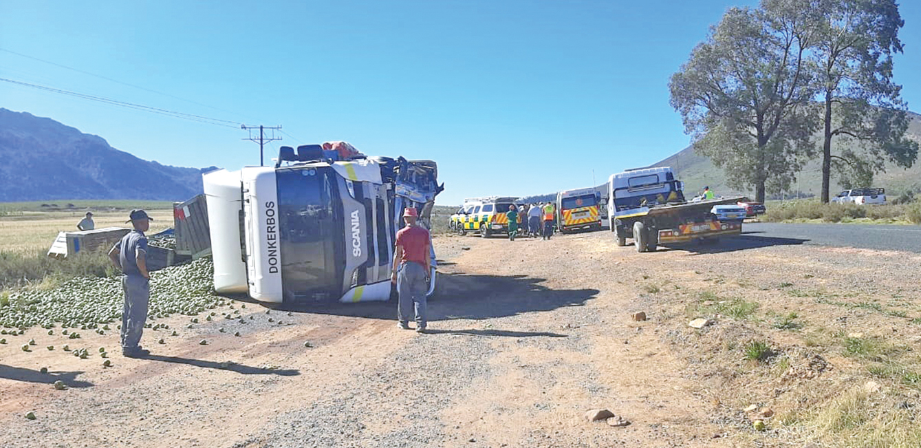 Bestuurder dood na vragmotor sy bakkie tref
